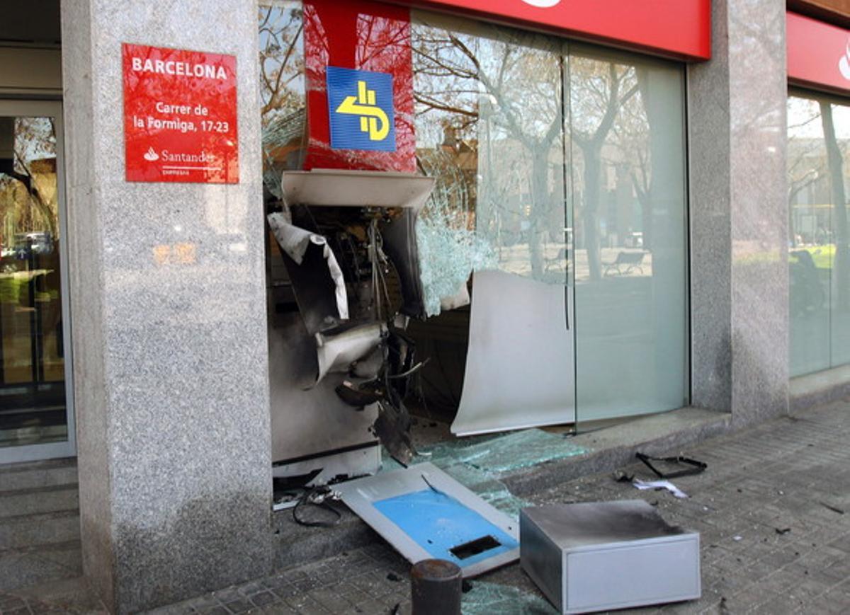El caixer rebentat al carrer Formiga de Barcelona.