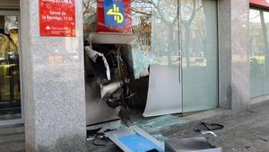 El caixer rebentat al carrer Formiga de Barcelona.