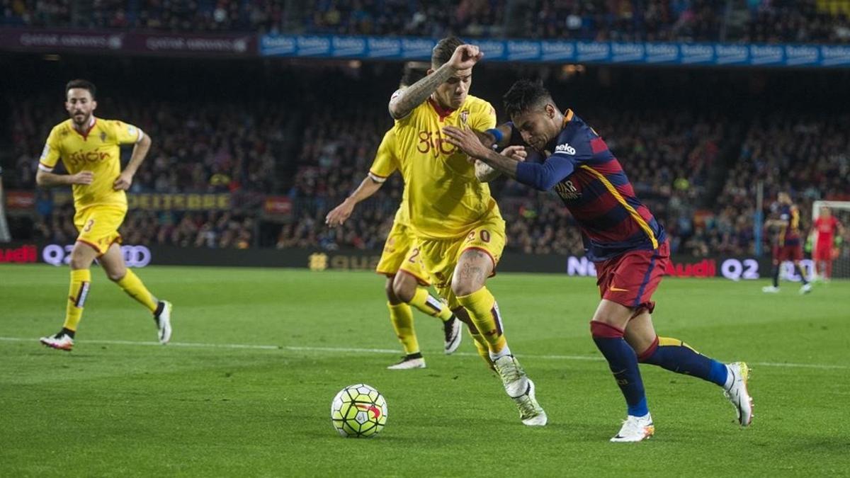 Neymar junto a Sanabria en la jugada previa al segundo penalti que pitó el árbitro para el Barça.