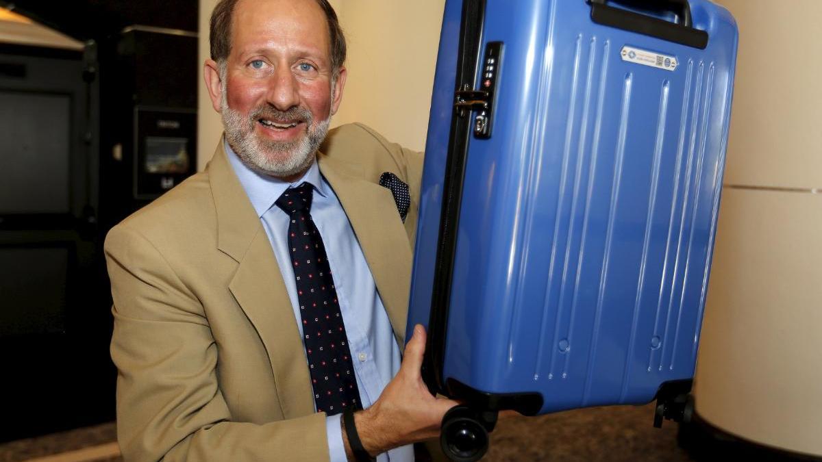 Tom Windmuller, de la IATA, con el nuevo modelo de maleta