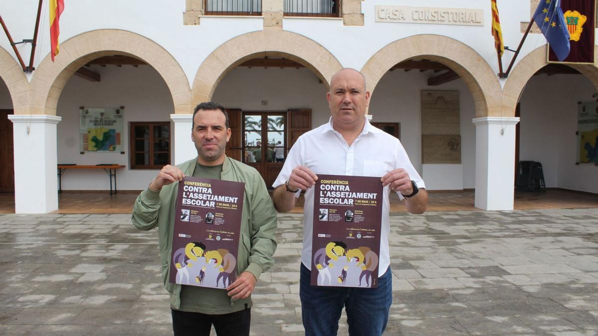 Pedro Curiel, agente de la Unidad de Policía Referente de Santa Eulària; y Juan Carlos Roselló, concejal de Seguridad Ciudadana. | ASE