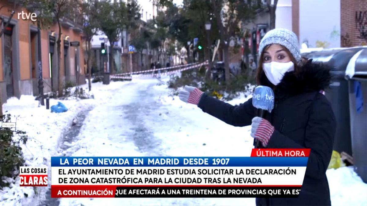 Una reportera vive en directo el desprendimiento de nieve y hielo de una canaleta