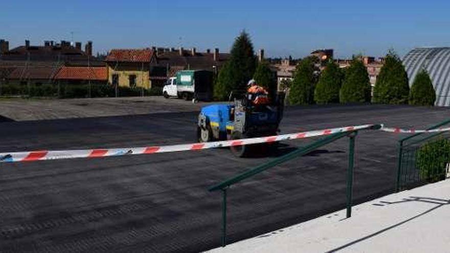 Las máquinas, ayer, trabajando en la pista del colegio.