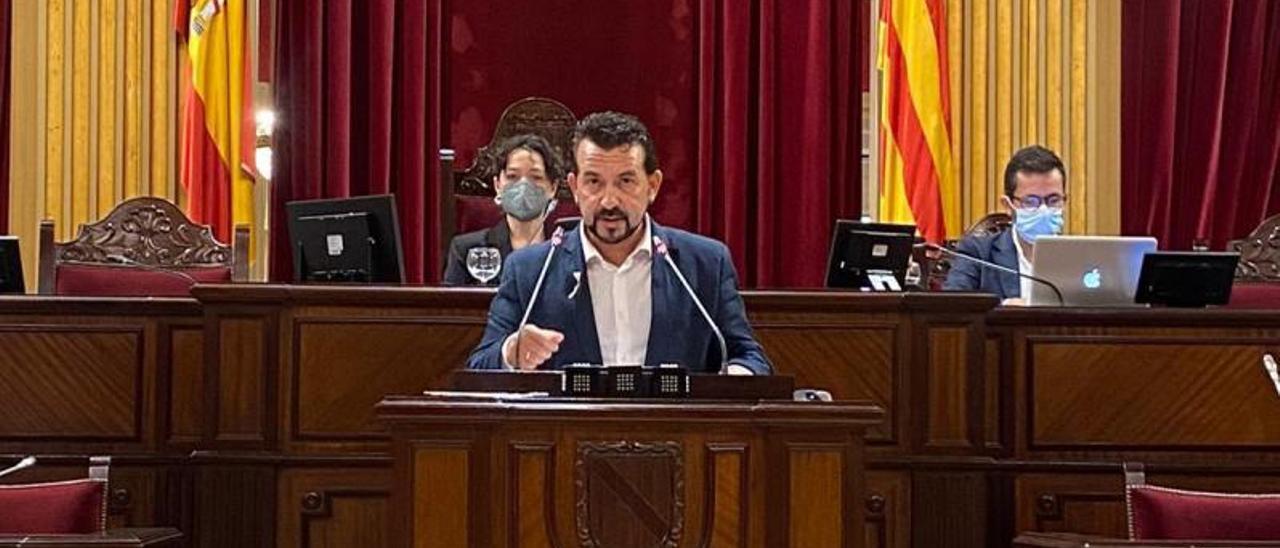 Antonio Sanz en el Parlament balear.