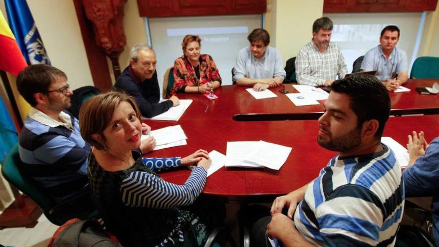 Ana Taboada y Rubén Rosón, en primer término, con Wenceslao López, Julia Oliva y Alejandro Suárez, ante ellos, durante el encuentro entre PSOE, IU y Somos en el Ayuntamiento.