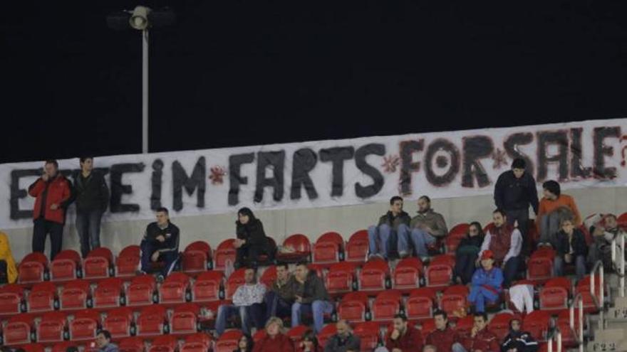 Una pancarta que anima al equipo tras su gran inicio de Liga.