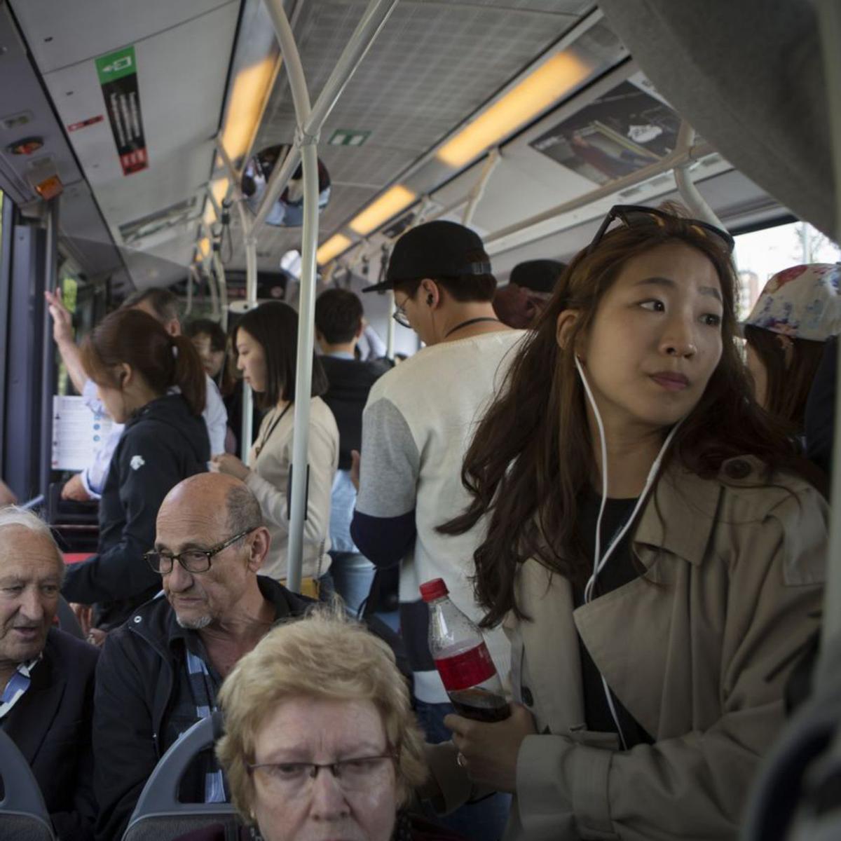 Veïns i treballadors del bus demanen control en les línies turístiques Veïns i treballadors del bus demanen control en les línies turístiques