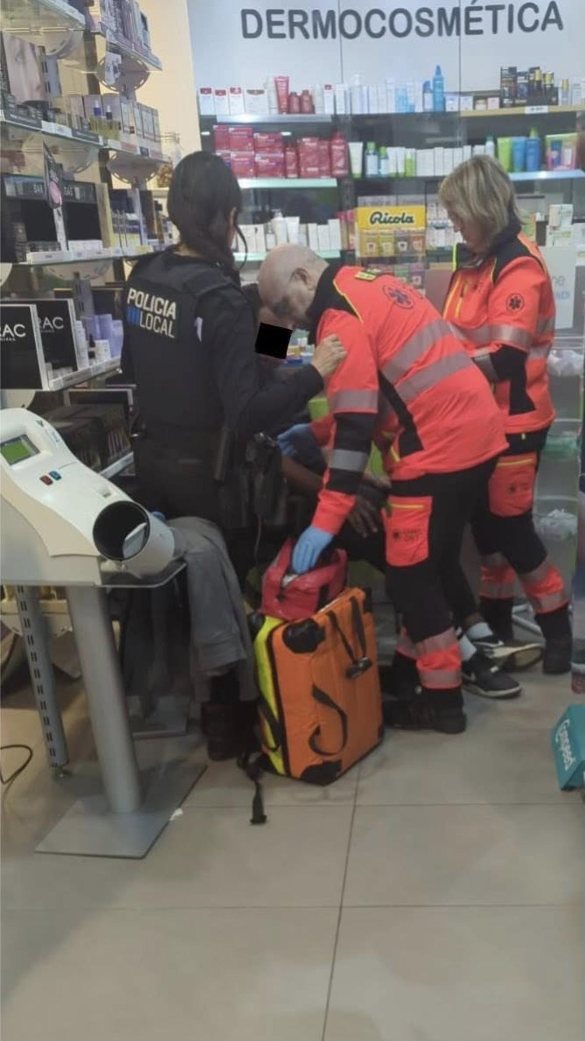Una dotación sanitaria atiende al menor que sufrió la reacción alérgica.