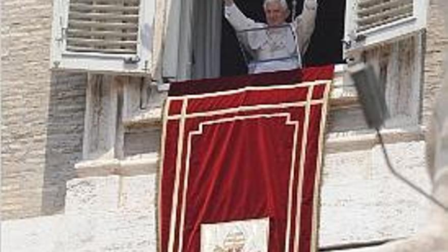 Benedicto XVI saluda a los fieles en el Vaticano, ayer.