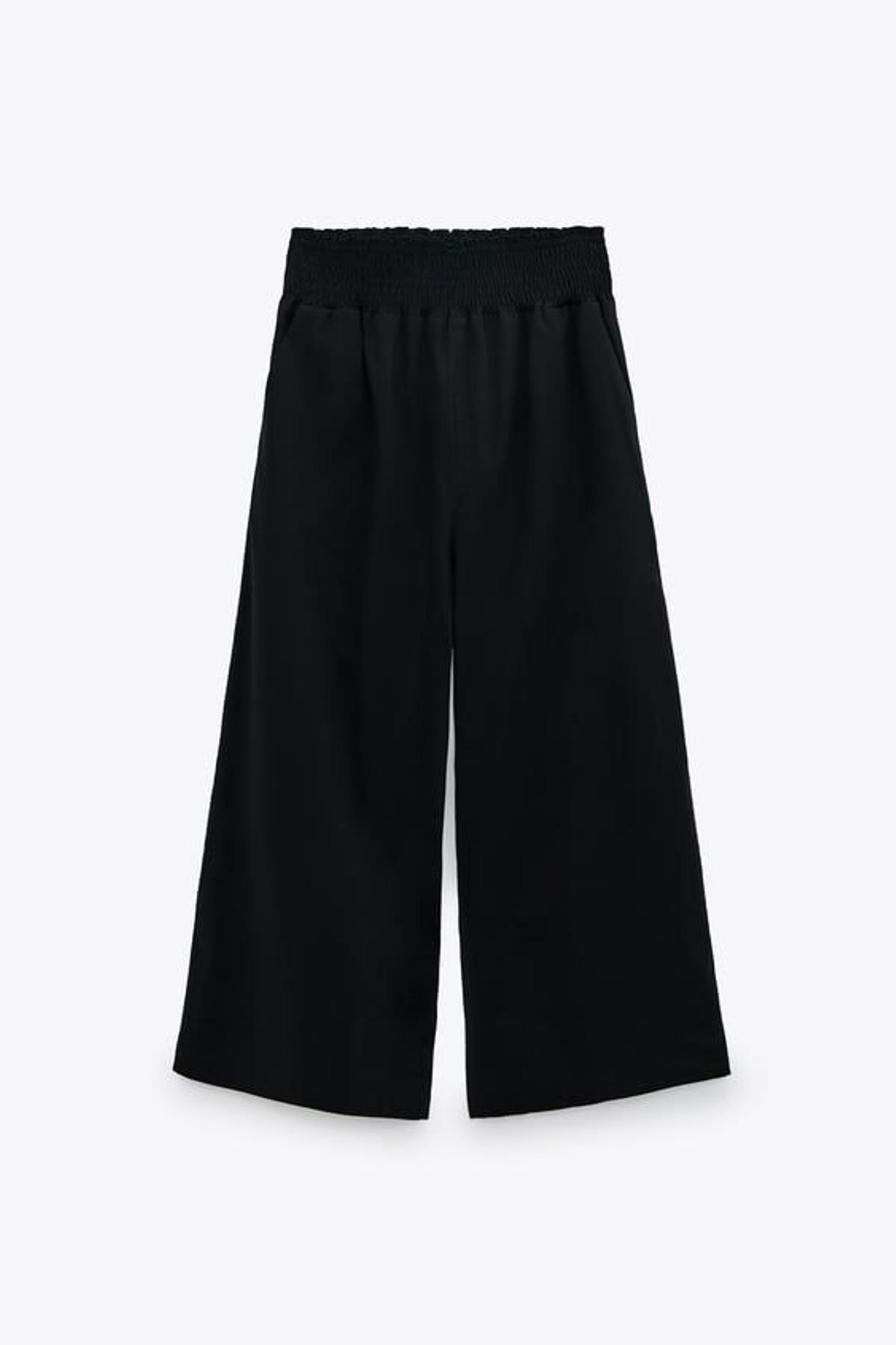 Pantalón culotte negro de tiro alto con cintura elástica, de Zara (7,99 euros)