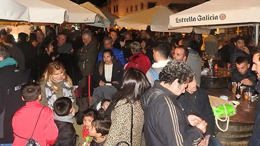 El Mercat de Nadal abarrotado de vecinos el día de su inauguración.