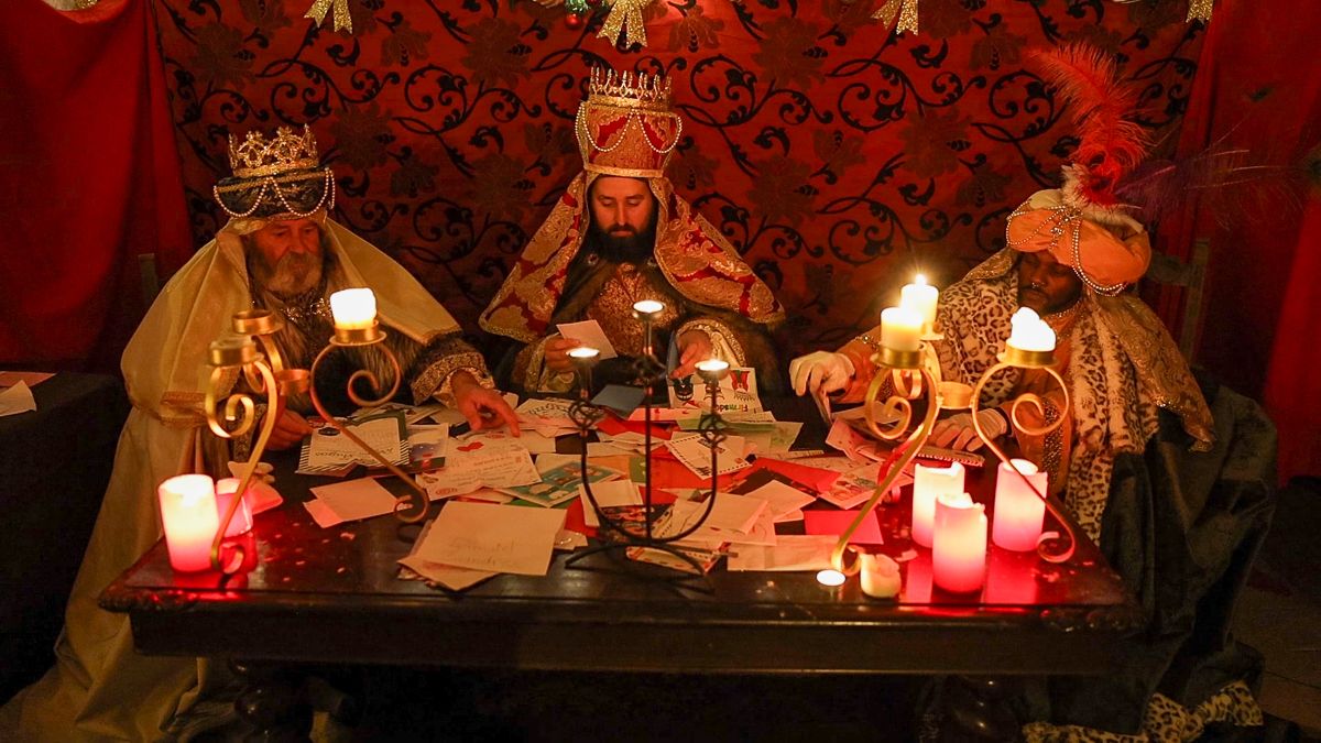 Las cartas de los niños se revisan a la luz de las velas en una de las estancias más simbólicas del recorrido.