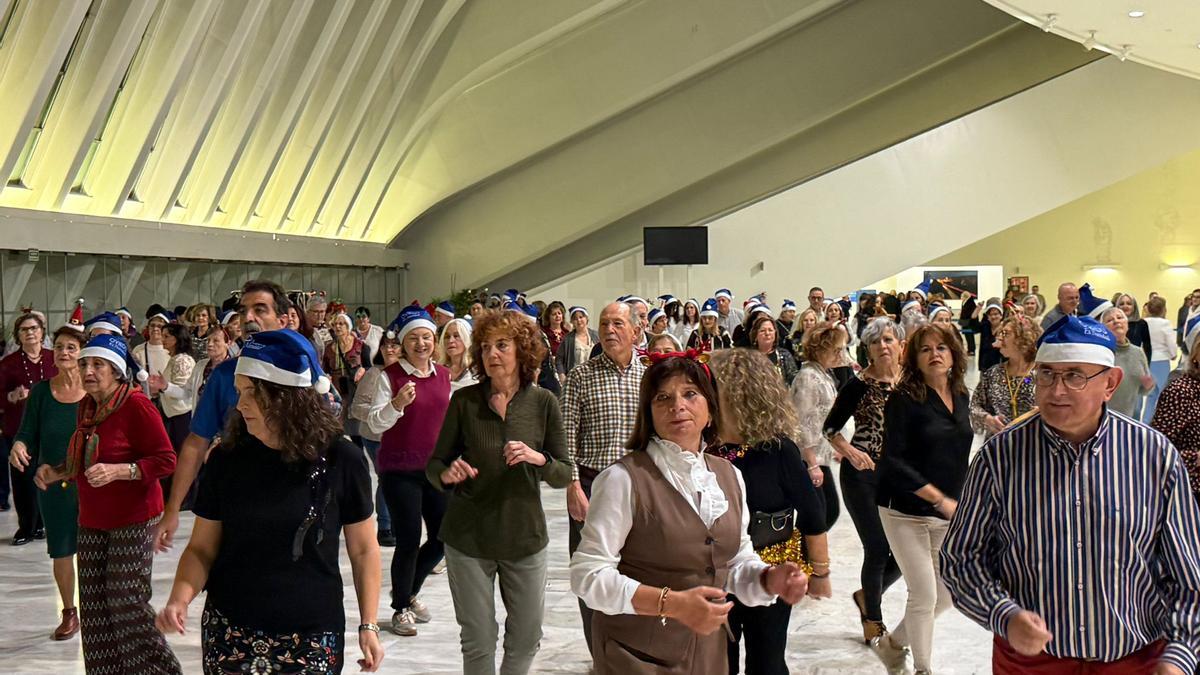 VÍDEO: Baile de récord en Oviedo: Más de 200 personas se reúnen en el encuentro de centros sociales de Oviedo