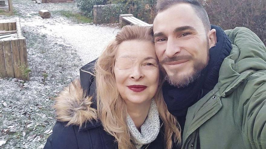 RubÃ©n y su madre Carmen, en un selfie hecho en Suiza a principios de mes cuando tuvo que someterse a unas pruebas previas a la radioterapia.