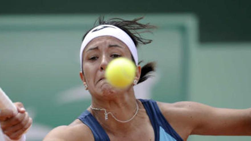 Silvia Soler, ayer, durante su partido en la pista Suzanne Lenglen de Roland Garros que le enfrentó a la china Na Li, sexta cabeza de serie.