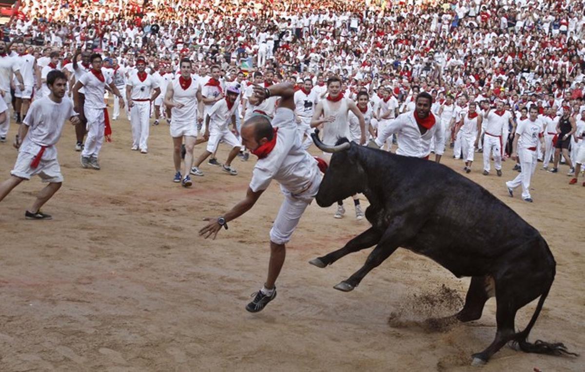 Un toro de la ramaderia de Torrestrella embesteix un mosso.