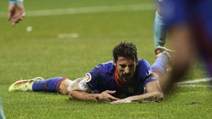 Toché, en el suelo, durante el partido ante el Barcelona B.