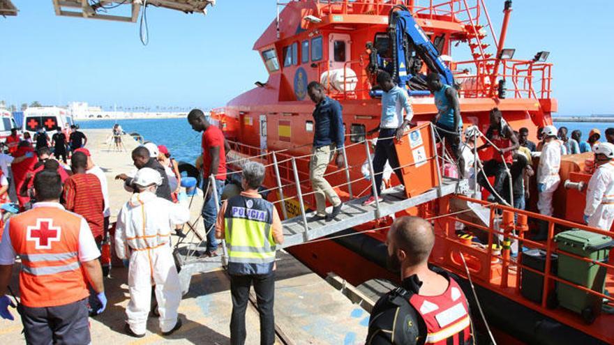 Imagen de la llegada de 94 inmigrantes al puerto de Málaga el jueves 15 de junio.