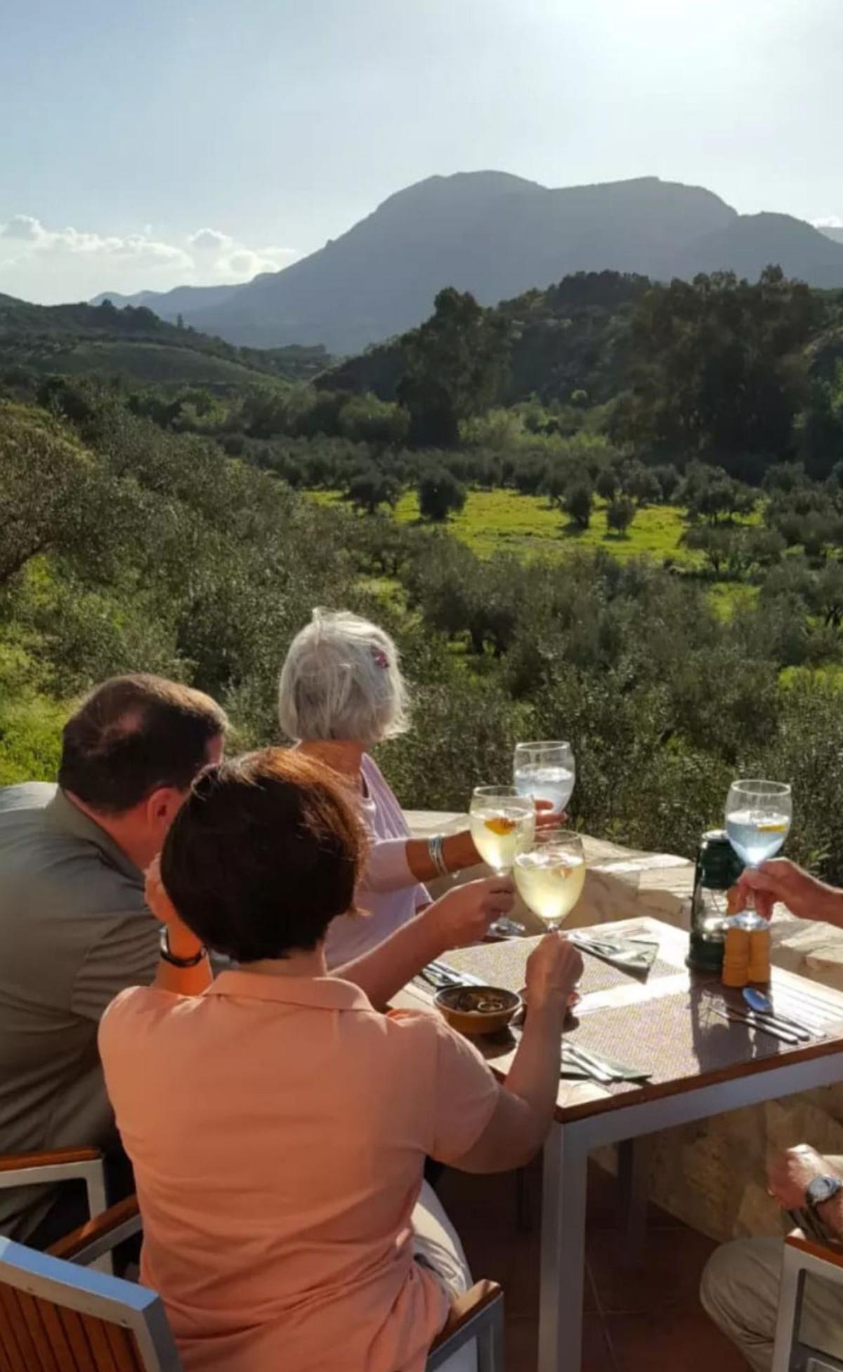 Un grupo de turistas disfrutan del paisaje de la Subbética en un alojamiento rural .