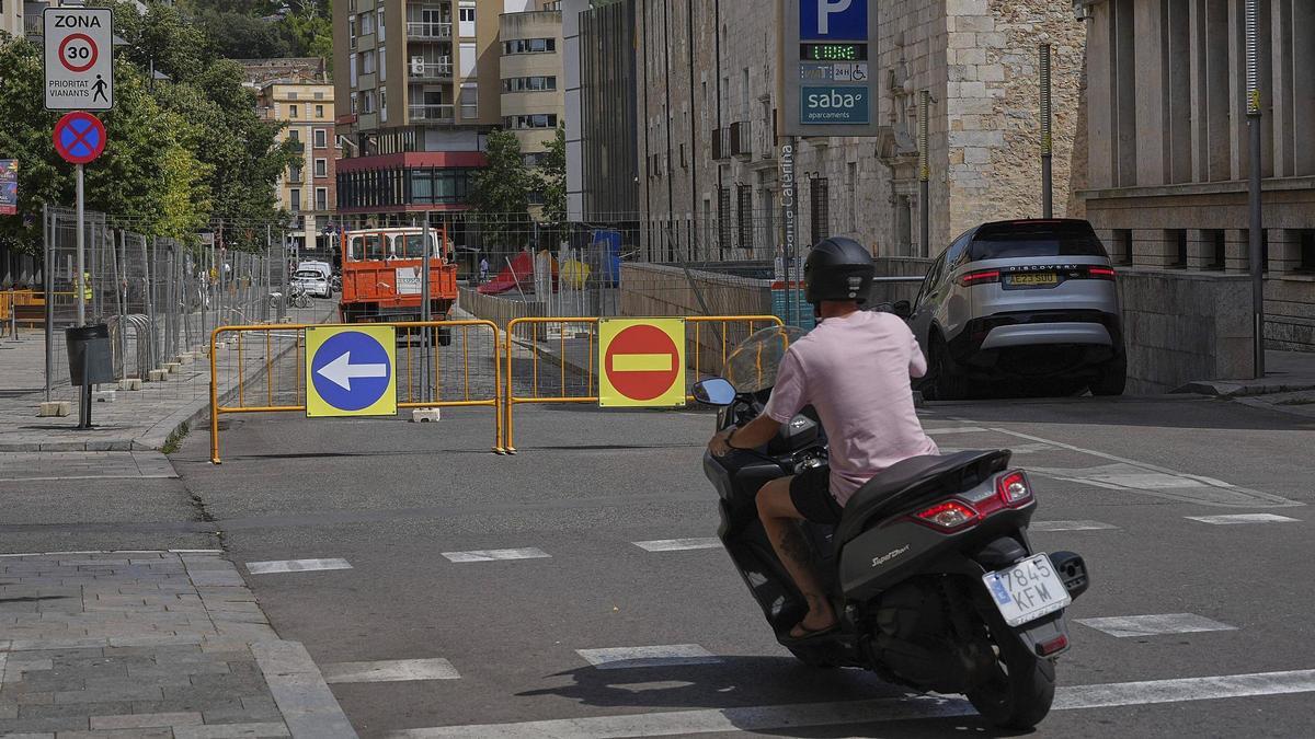 A partir d'aquest dilluns, la via de plaça Hospital i plaça Pompeu Fabra queda tallada a la circulació