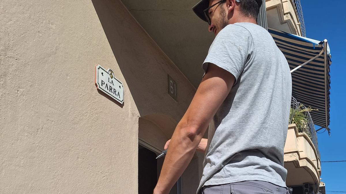 Treballs de col·locació d'una de les plaques identificatives