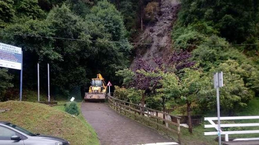 La limpieza del río toda la tarde evita el corte de uno de los accesos a Cudillero