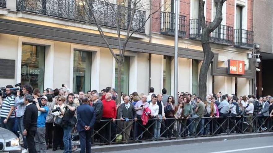 Els ciutadans que van voler accedir dilluns a la capella ardent de Chacón van haver de fer llargues cues.