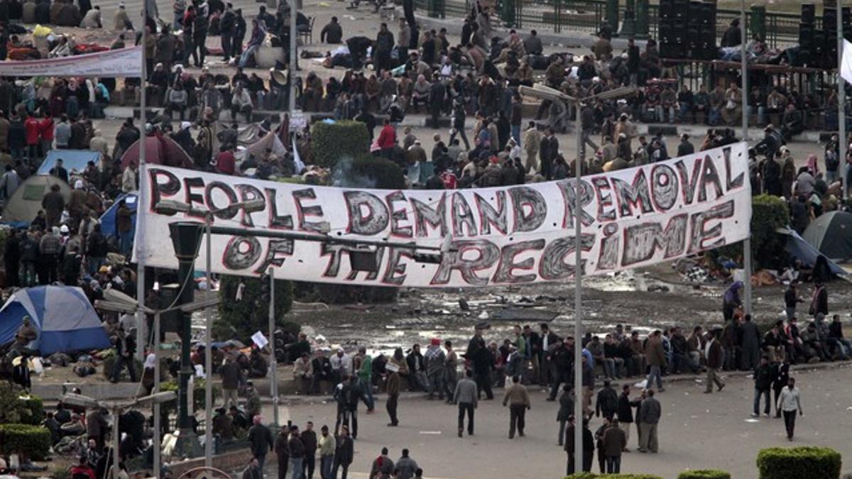 Manifestantes opositores de Mubarak, esta mañana en la plaza de Tahrir de El Cairo.