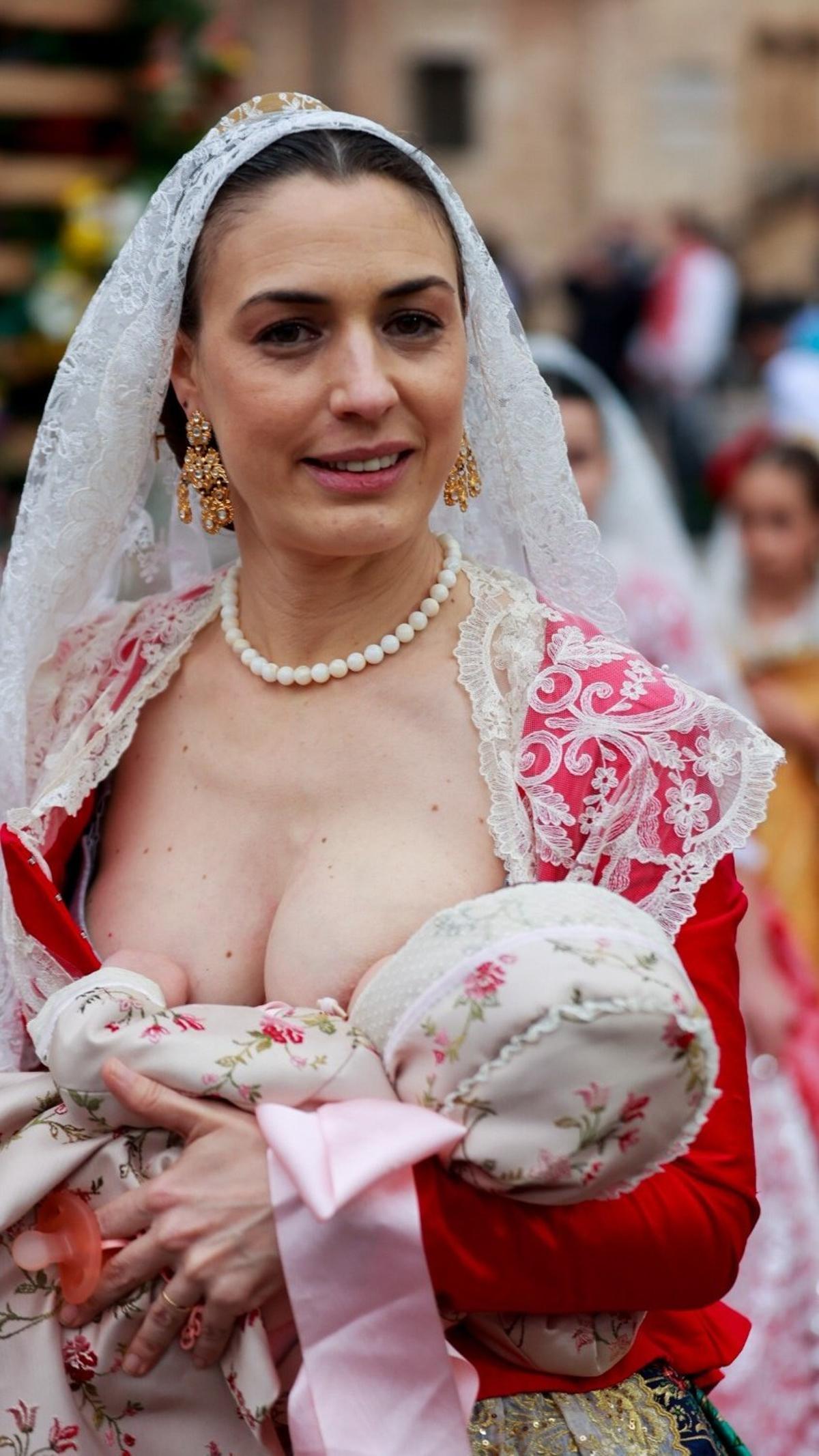 La foto de una fallera amamantando a su bebé durante la ofrenda a la virgen