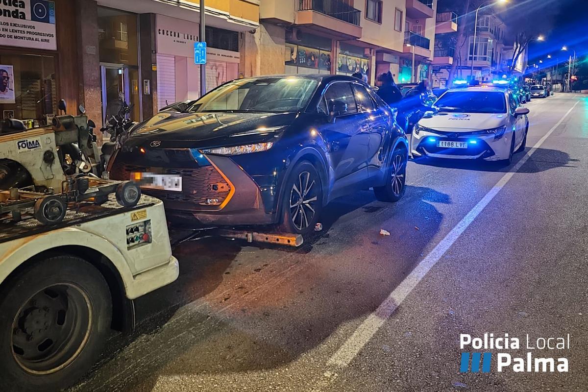 Una grúa retira el coche que conducía el acusado.