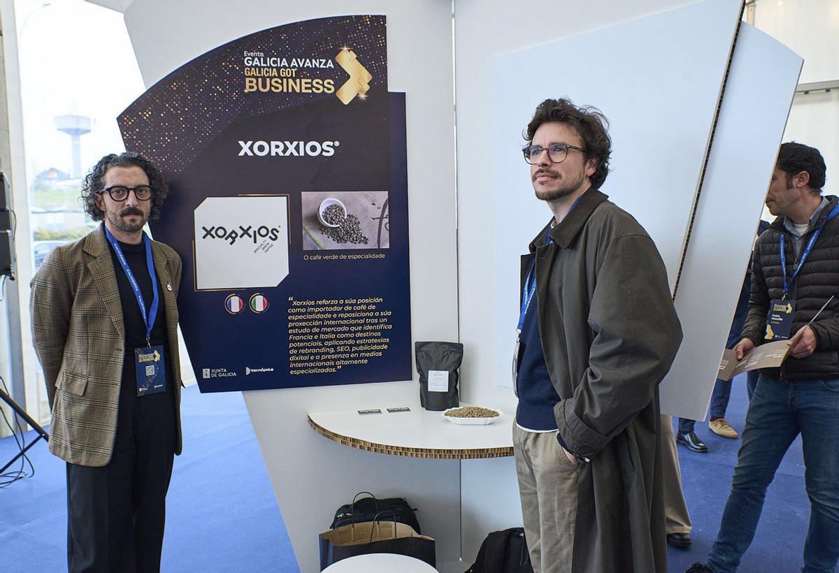 Los responsables de la guardesa Xorxios, en un stand de la compañía. | FDV