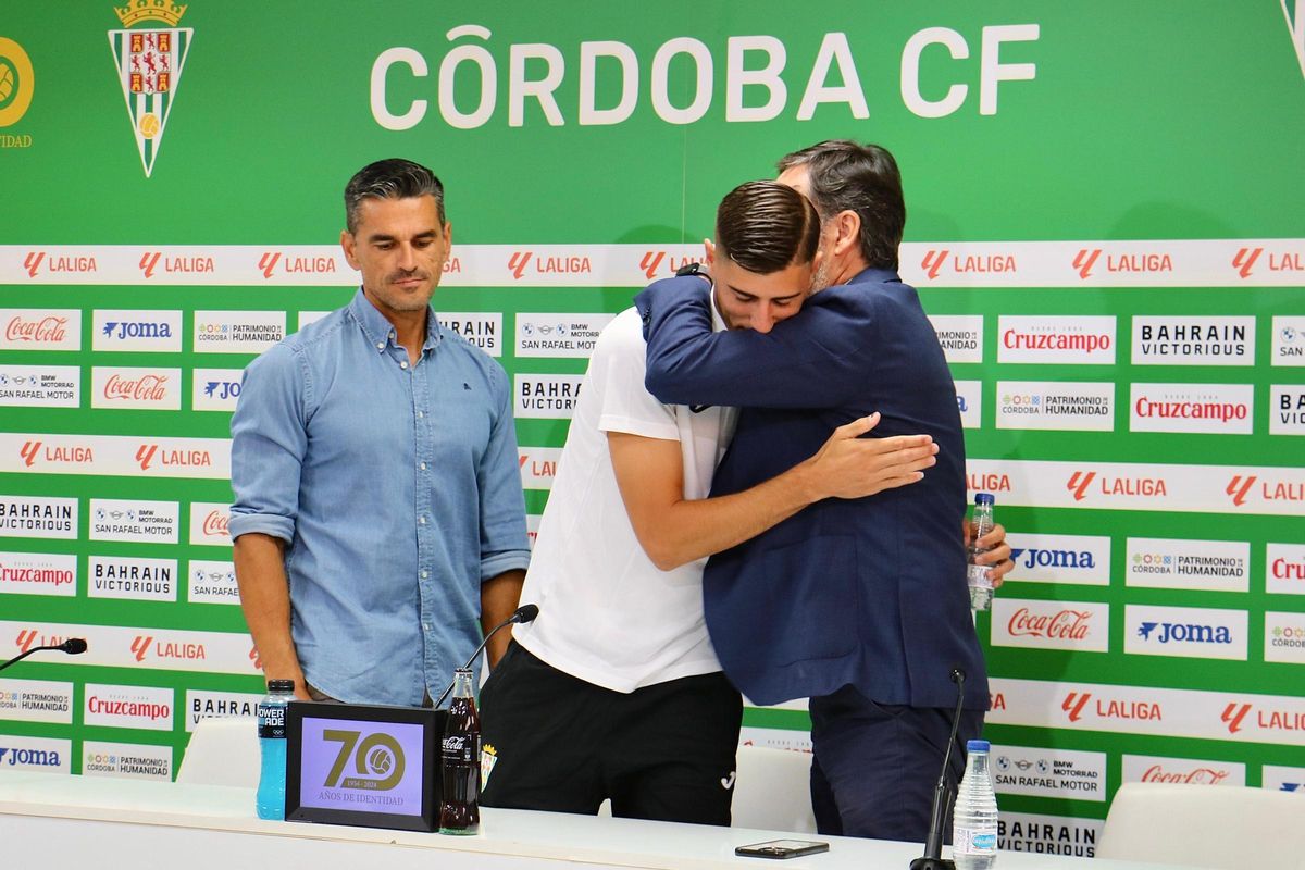 Dani Requena abraza a Fernández Monterrubio durante su presentación con el Córdoba CF.