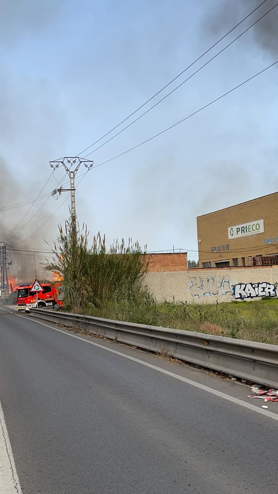 Incendio en una fábrica de palets de Aldaia