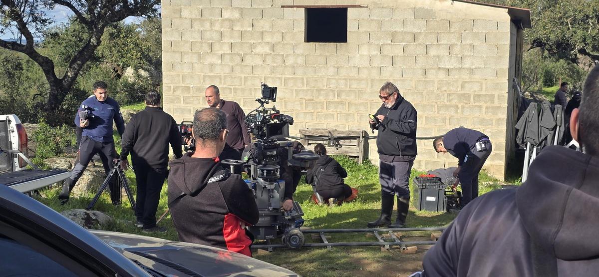 El equipo de rodaje monta la siguiente escena.