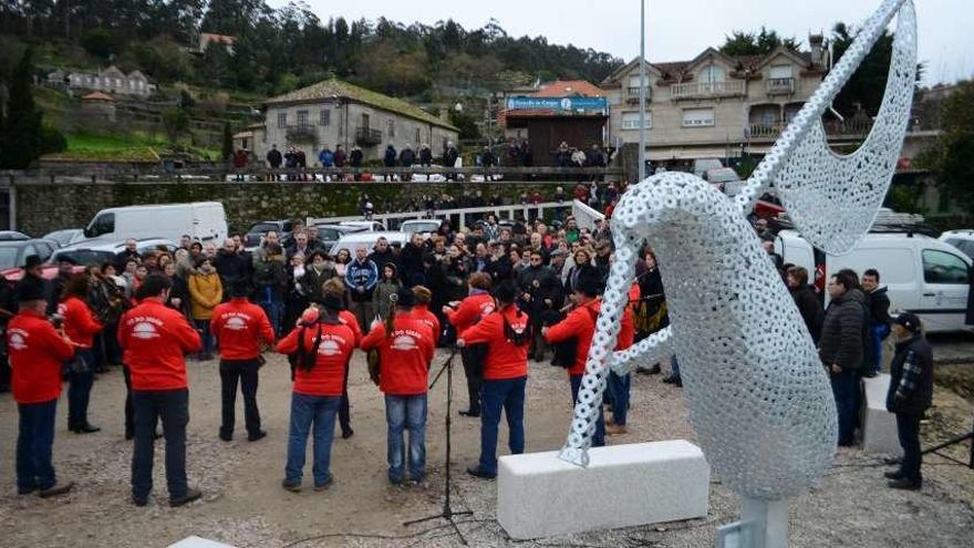 Arriba, a escultura en primeiro termo coa actuación de Os do Serán. Á esq., a filla de Anxo Gago &quot;Lito&quot; co alcalde de Cangas. // Gonzalo Núñez