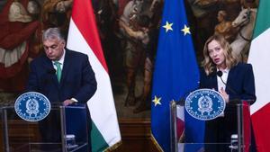 La primera ministra de Italia, Giorgia Meloni (derecha), y su homólogo húngaro, Viktor Orbán (izquierda)
