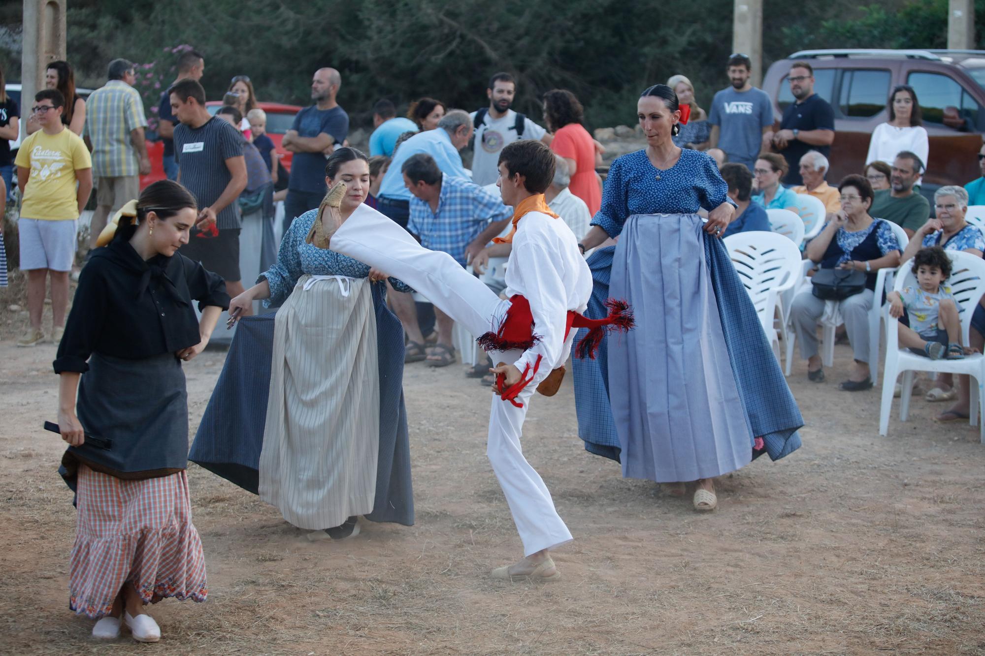 Las imágenes de la 'ballada' popular en el Pou des Escarabats, en Buscastell.