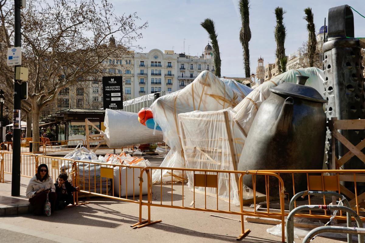 El corazón de las Fallas se levanta: avanza el montaje de la falla municipal de València El corazón de las Fallas se levanta: avanza el montaje de la falla municipal de València