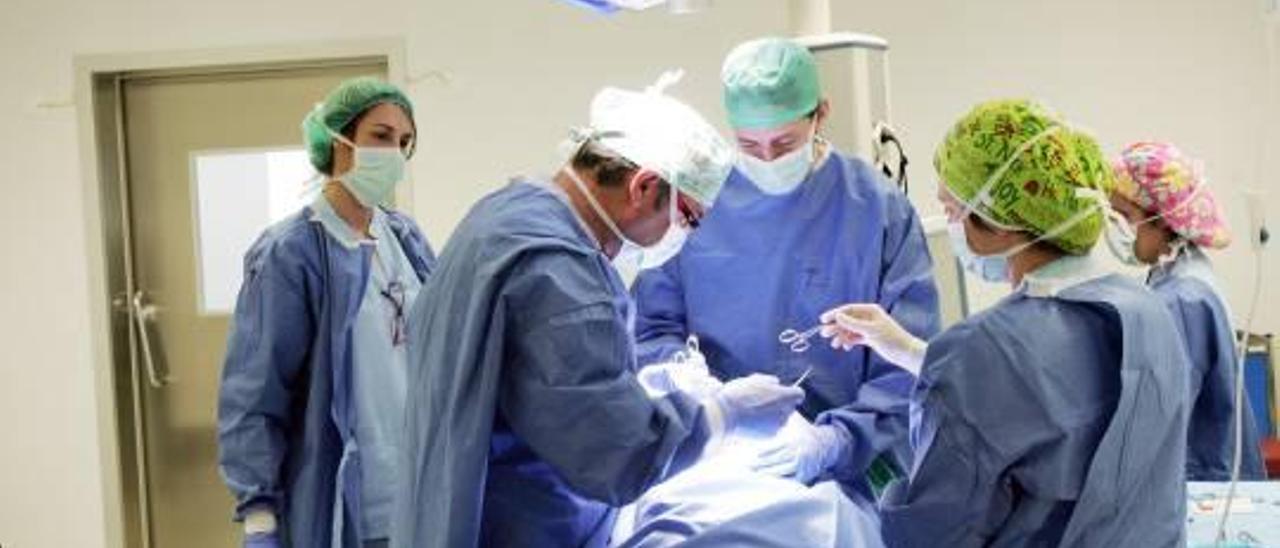 Un equipo médico opera a un paciente en un hospital de la provincia, en imagen de archivo