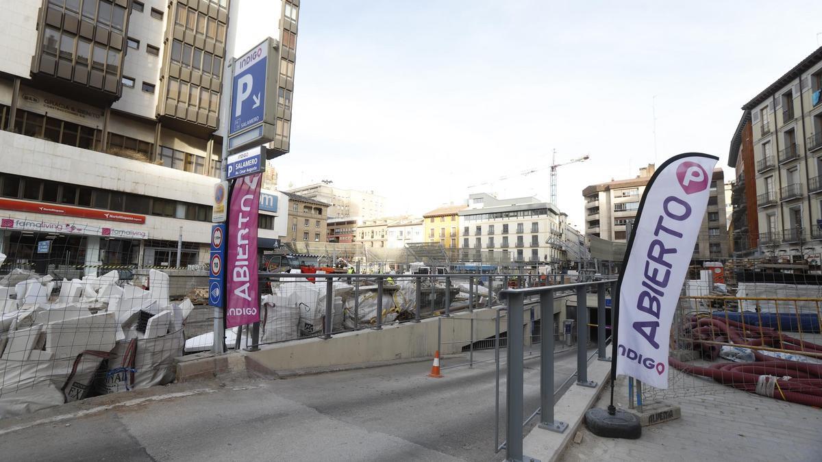 Acceso al parking de plaza Salamero, que lleva cerrado más de tres años.