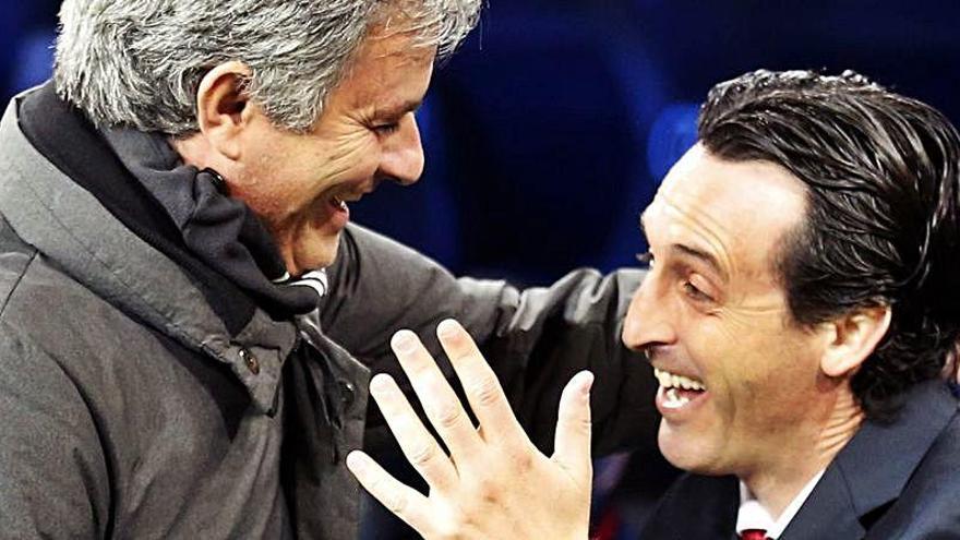 Emery saludando a José Mourinho.