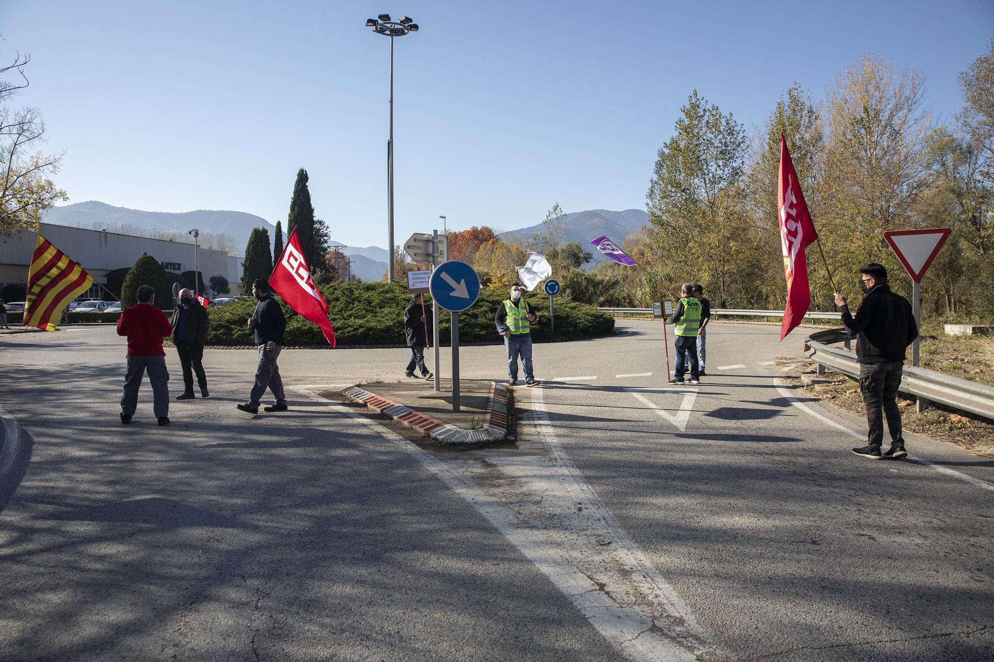 Una vintena de treballadors tallen la carretera d'Anglès per protestar contra la deslocalització de l'empresa tèxtil