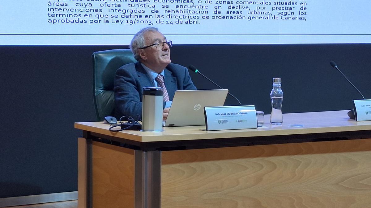 El economista Salvador Miranda durante la presentación de su manual sobre la RIC en Tenerife.