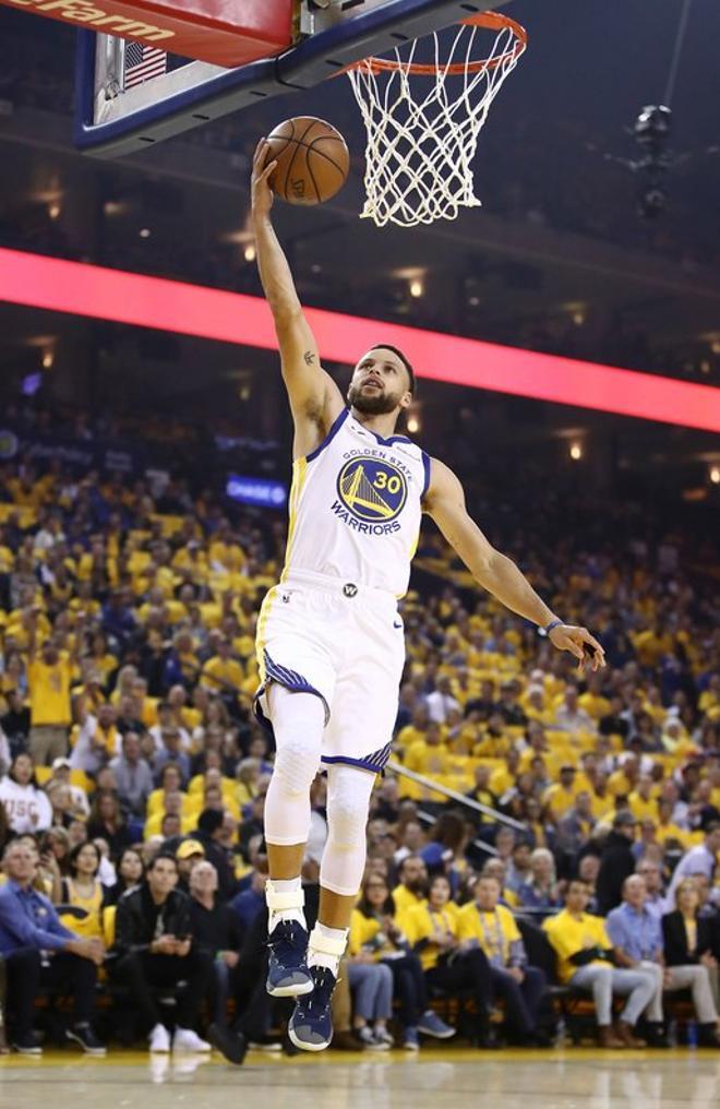 Stephen Curry de los Golden State Warriors encesta contra los Portland Trail Blazers en el primer partido de las final de la Conferencia Oeste en el ORACLE Arena en Oakland, California.