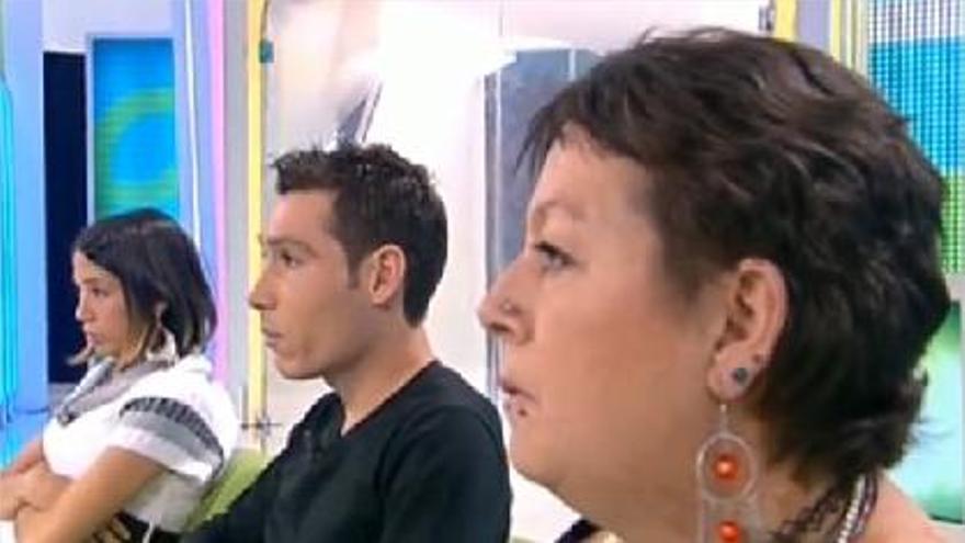 Vanesa, su novio y su madre en el programa &#039;El Diario&#039;.