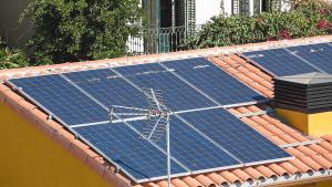 Placas fotovoltaicas para el autoconsumo en un tejado de Barcelona.