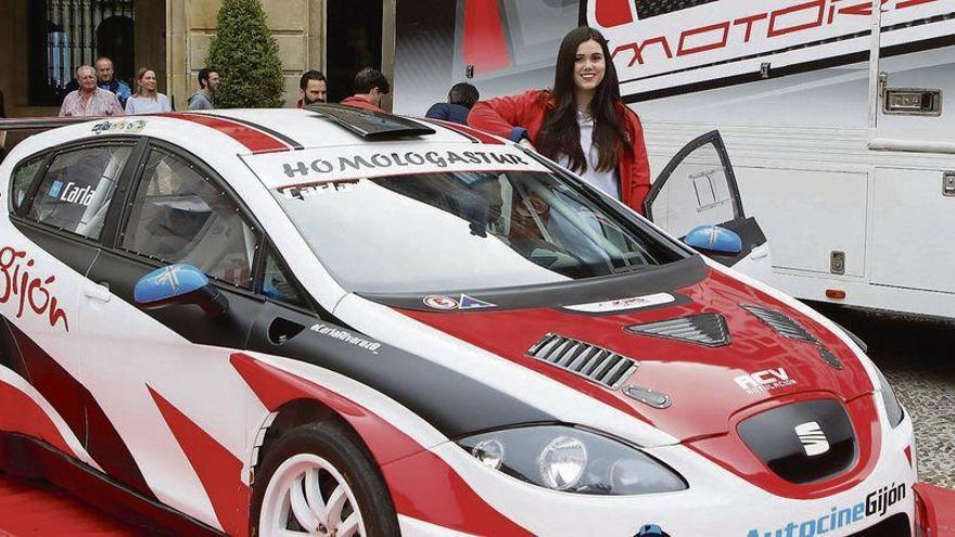 Carla Álvarez, junto al coche con el que compite.