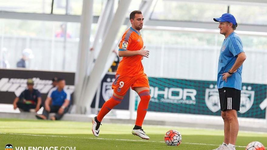 Paco Alcácer, entrenándonse ya con el club de Johor.