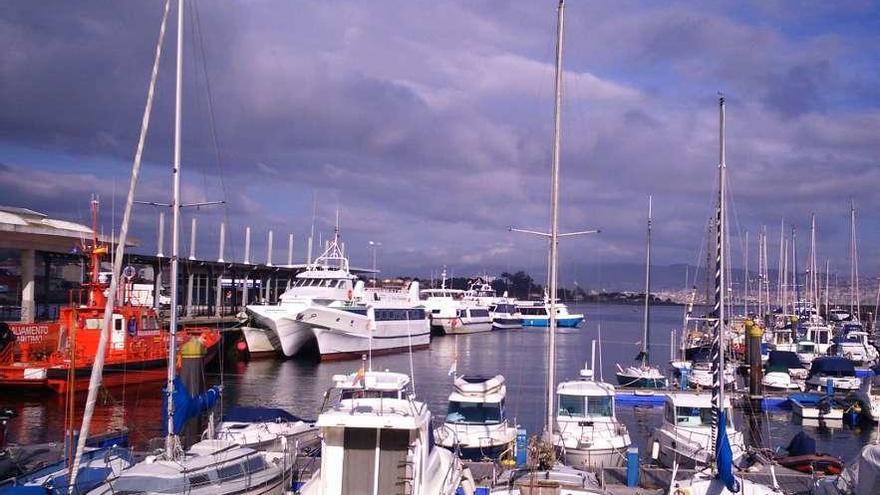 Una vista del muelle de pasajeros de Cangas con los barcos del transporte atracados, al fondo. // G.N.