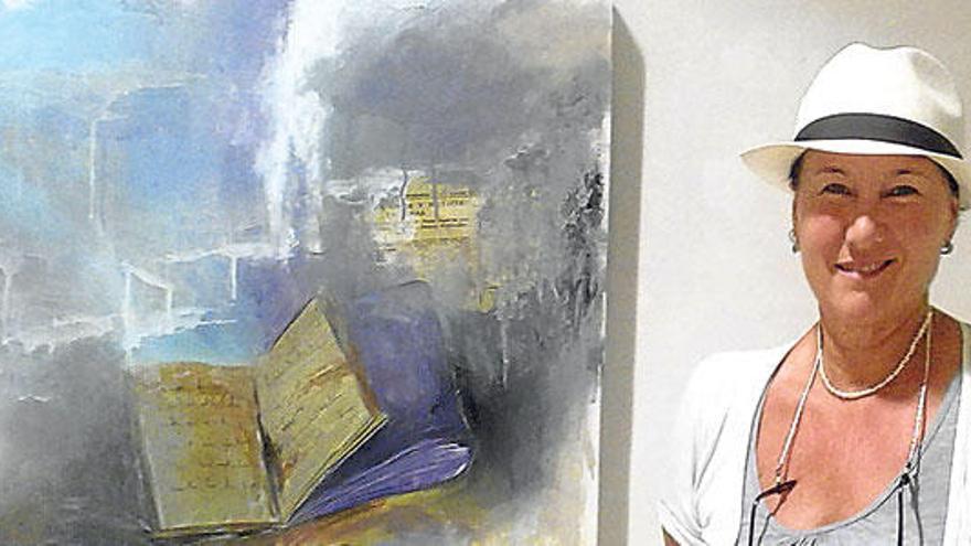 La artista Silvia Bregar posa junto a una de sus pinturas.